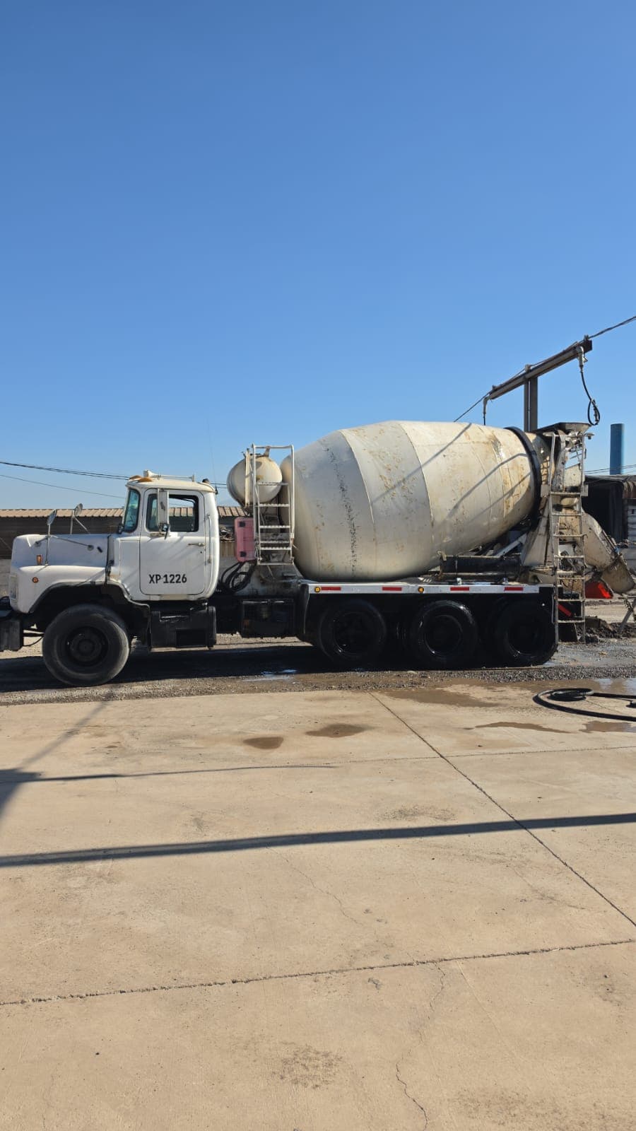 Camión mixer MACK en planta