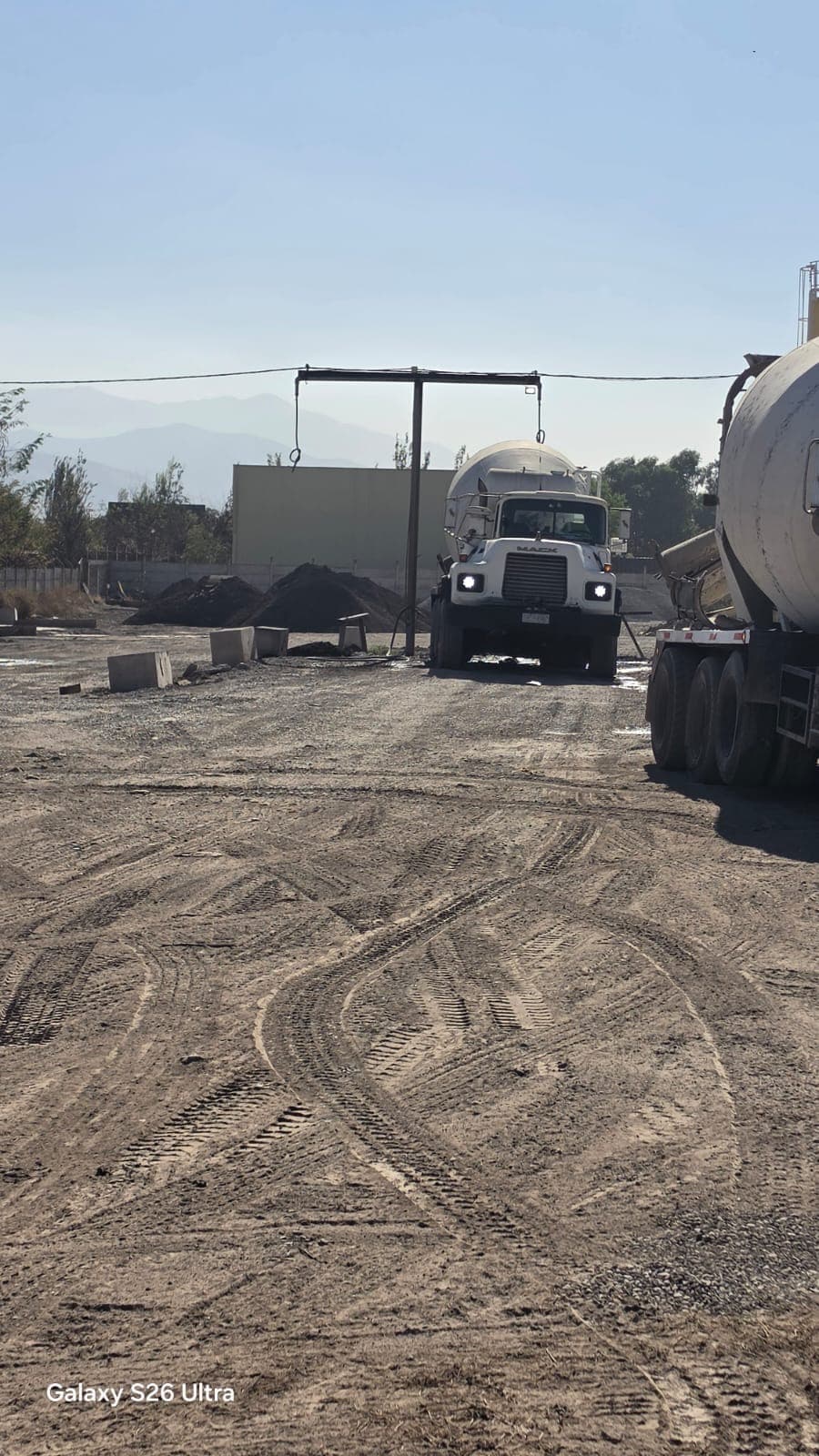 Camión mixer en planta