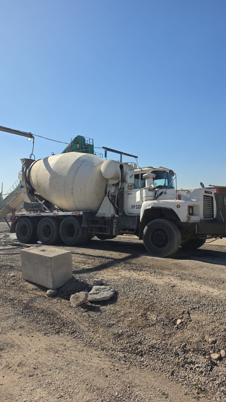 Camión mixer ingresando a planta